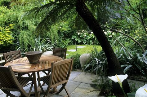 Our backyard faces north and i love it because as the sun goes around the front of the house and comes to the side we get plenty of sun in the backyard and our deck (in back). 16 best images about Small Garden ideas north facing on ...