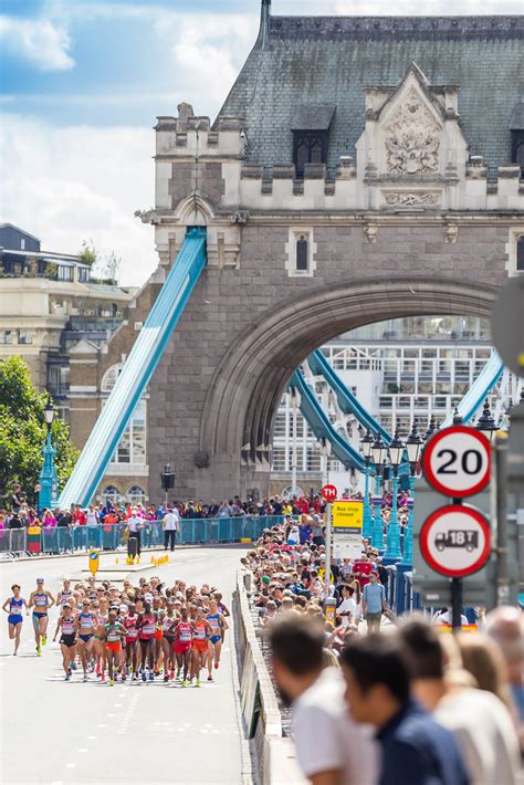 Start Des Marathons Der Frauen Von Der Tower Bridge In London Bei Der