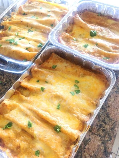 This sour cream chicken enchilada recipe is so ridiculously creamy and delicious. The best cheesy sour cream enchiladas | Recipe | Sour cream enchiladas, Enchiladas, Cheesy ...