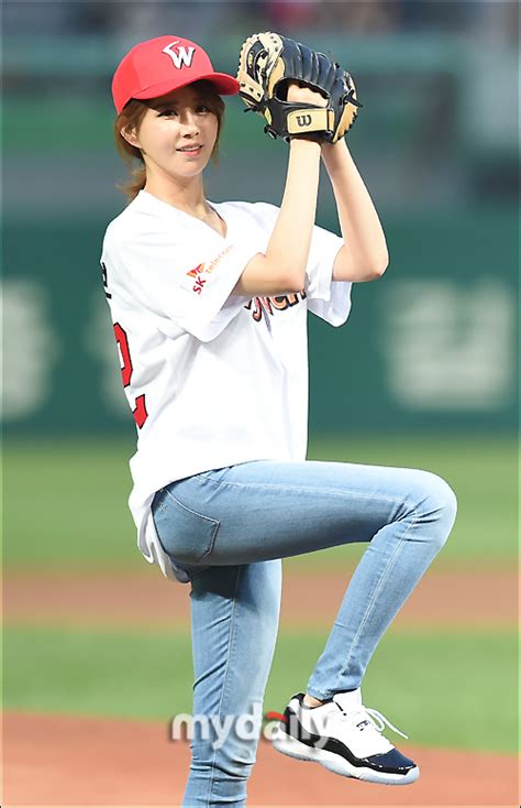Bj 한나,양띵, 요리왕 비룡 그리고 김이브 등등 실물을 볼 수 있는 아프리카 어워드 2012 동여상 입니다. 아프리카 여캠bj 양띵 김이브 실물 시구 : 네이버 블로그