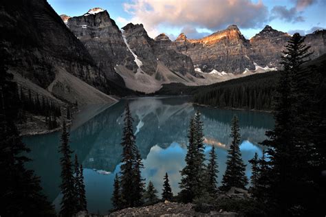 Moraine Lake At Sunrise From The Rock Pile Trail Banff N Flickr