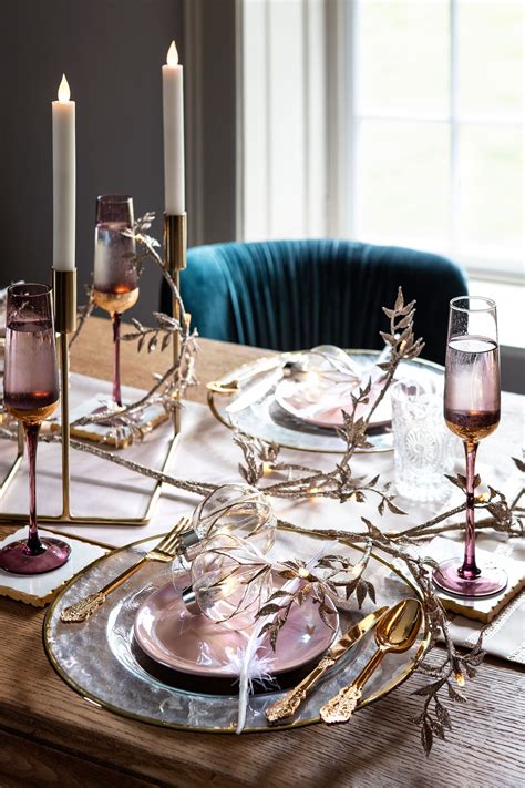 With all those big platters of turkey, stuffing and vegetables, plus other sides and desserts, it doesn't take long for the dining table to get cluttered. Christmas inspiration: 7 gorgeous table setting ideas ...