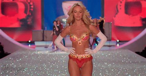 Best GIFS From The Victoria S Secret Fashion Show