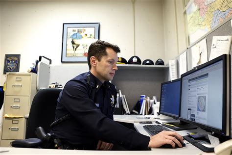 Oakland police use Twitter to fight crime, tweet by tweet