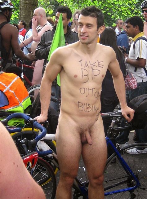 Ciclistas Nudistas Ciclistas Y Una Carrera De Desnudos Para Alegrar El
