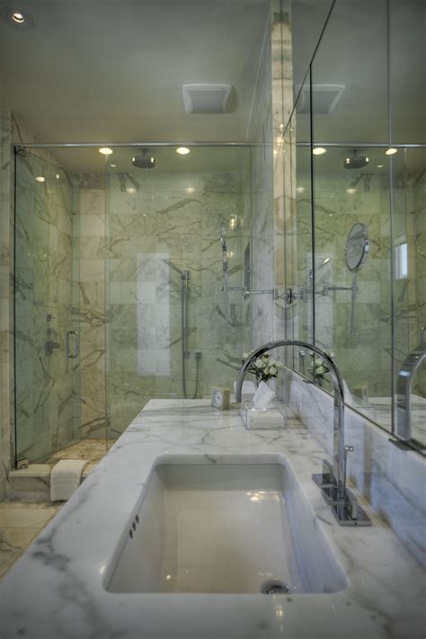 Sleek And Contemporary Bathroom With Seamless Shower Enclosure Casas