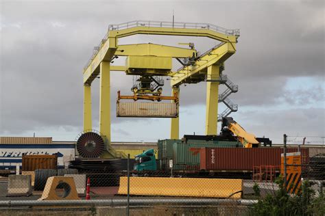 Unloading A 40 Foot Container With The Rail Mounted Gantry Crane