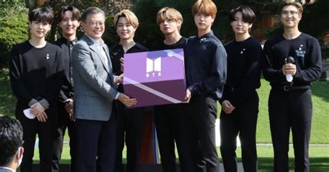 Debutó el 13 de junio de 2013 bajo la compañía big hit entertainment con la canción «no more dream», incluida en su primer mini álbum 2 cool 4 skool. BTS crea una cápsula del tiempo ¿Qué artículos contiene la ...