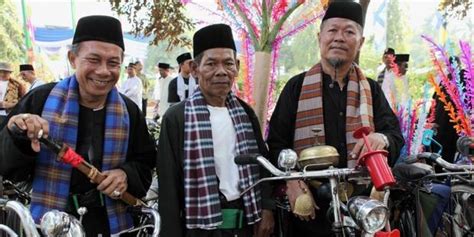 Betawi merupakan salah satu suku yang ada di indonesia, khususnya menempati kawasan jawa barat. Suku Betawi dan Kebudayaannya ( Artikel Lengkap ) | Adat Nusantara | Tradisinya Indonesia