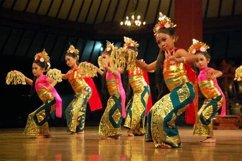 Bali Indonesia Holiday Travels The Balinese Pendet Panyembrama Dance