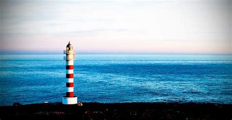 Im hintergrund ist ein leuchtturm zu sehen. Leuchtturm Bilder Kostenlos - Vorlagen zum Ausmalen gratis ...
