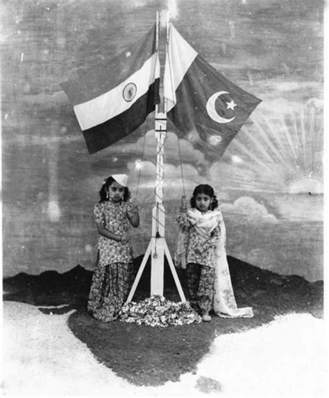Girls Stand United Over A Relief Of The India Pakistan Map 1947 Rclassicdesicool