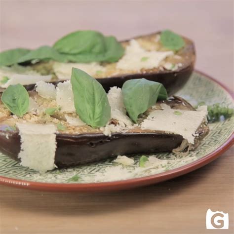 La carne di melanzana è piuttosto compatta, appare poco amara al gusto e non è costituita da moltissimi semi. Melanzane al microonde: una ricetta facile e veloce! - Le ...