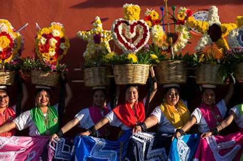 Chinas Oaxaqueñas Jóvenes Indígenas De Oaxaca Posando Para Guelaguetza