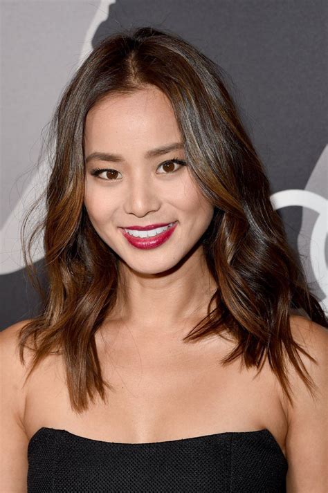 Sarah Hyland S Shimmery Shadow Is The Perfect Shade For Hazel Eyes Jamie Chung Hair Hollywood