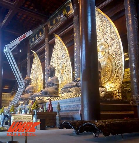 Chùa tam chúc là ngôi chùa lớn nhất thế giới, cách chùa bái đính 30km, chùa hương 4,5km tạo thành một quần thể tam giác vàng du lịch tâm linh, nhằm đáp ứng nhu cầu của du khách trong và. Xe nâng người chân nhện làm việc tại chùa Tam Chúc - Hà Nam