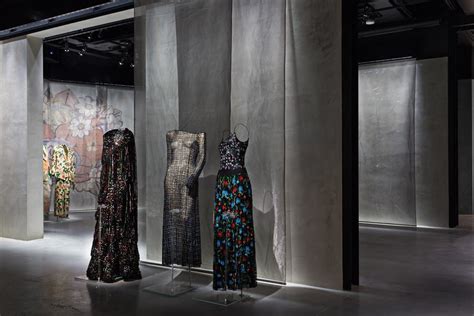 Armani Inaugura Seu Armanisilos Com Festa E Exposição Em Milão Moda Vogue