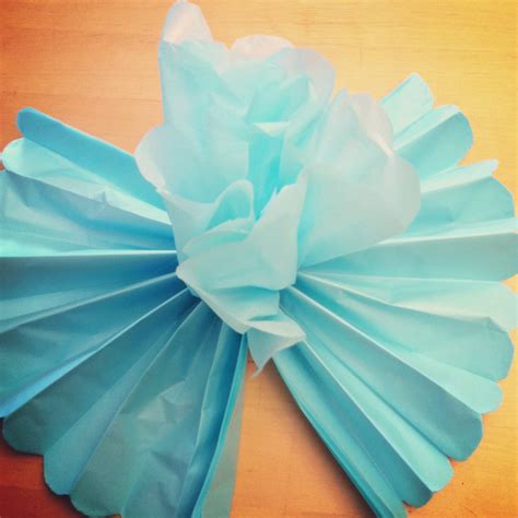 Fabric flowers, paper flowers and various others also look very beautiful in our home. Tutorial- How To Make DIY Giant Tissue Paper Flowers ...