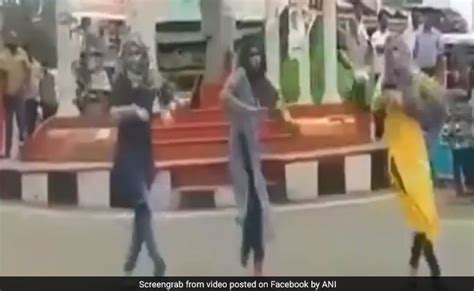 In Kerala Women In Hijabs Dance In Public Trolled Online Video हिजाब पहनकर तीन लड़कियों ने