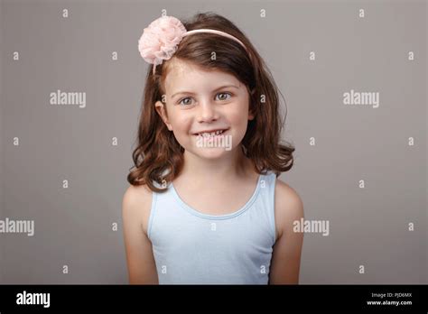 Closeup Retrato De Cute Adorable Morena Blancos Caucásicos Niña Preescolar Haciendo Rostros