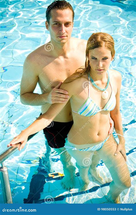Junge Paare Im Pool Stockbild Bild Von Zwei Foto Umarmung
