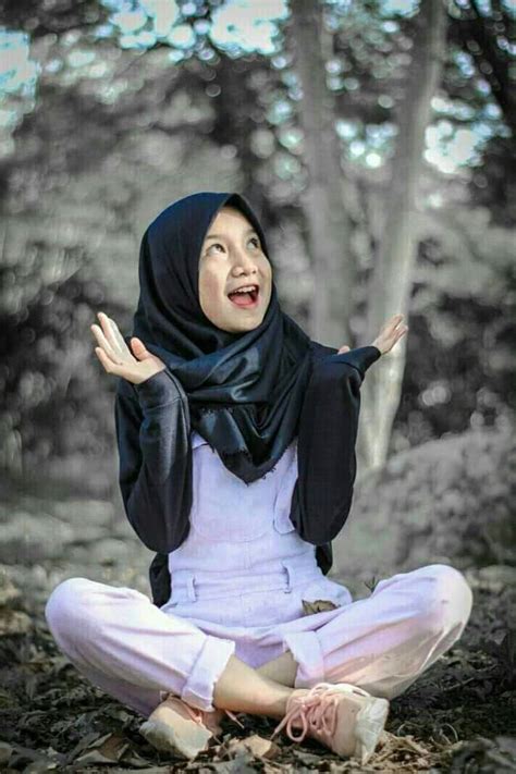 11 muslimah berhijab dari belakang yang kekinian busana muslimah jilbab atau hijab adalah salah satu hal dimana telah diperintahkan oleh syariat. Foto Cewek2 Cantik Lucu Berhijab Untuk Quotes - Bingung Melihat Cewek Cantik Tapi Masih Jomblo ...