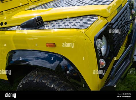 Bellamente Restaurado Land Rover Defender Amarillo Con Placa De