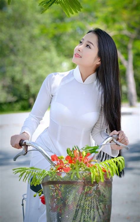 Áo Dài Trắng Tinh Khôi Làm Tôn Lên Vẽ đẹp Cùng Những đường Nét Tuyệt