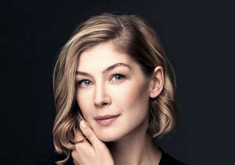 Rosamund Pike Gone Girl Has Been Cast To Star In Amazon S The Wheel Of Tim E Per The Hollywood
