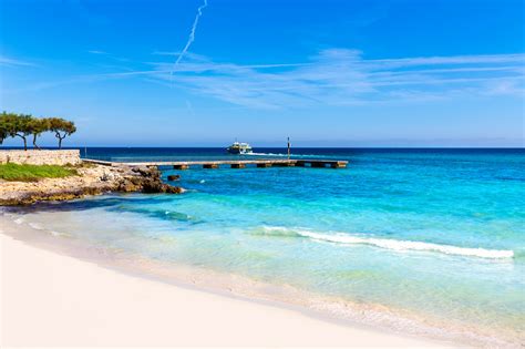 Mallorca's beaches are still mostly undeveloped, like those of calvià and alcúdia (photo). Viaje a Mallorca: 3 noches en hotel 4* con Media Pensión y ...