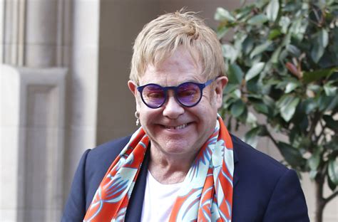Elton John Querelato Per Molestie Sessuali Natiche E Genitali Che