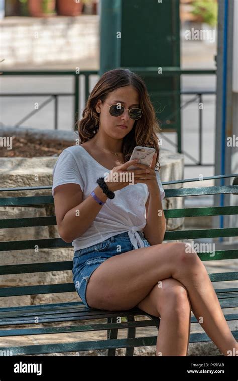 Atractiva Mujer Joven Con Buenas Piernas Y Con Gafas De Sol Y