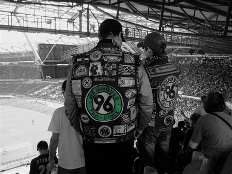 Sie können dieses hintergrundbilder hier kostenlos herunterladen. Hannover 96 Fanblock Foto & Bild | erwachsene, fans ...