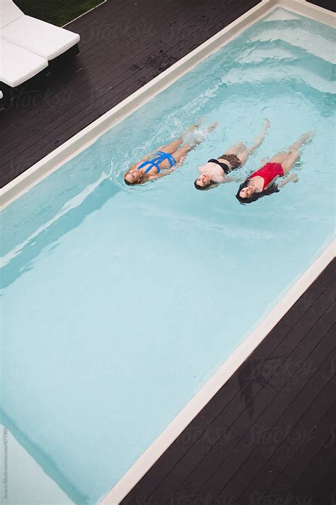 Friends Swimming In The Pool Del Colaborador De Stocksy Jovana