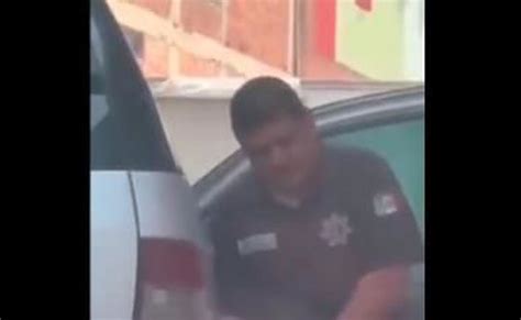 Lo más viral Video Captan a policía orinando en plena vía pública y se viraliza en redes