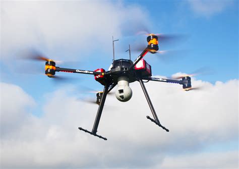 The risk of crashing into objects so, if you want to spot a drone flying overhead, all you need to do is look out for the lights. La surveillance par drone grâce à deux caméras: HD et ...