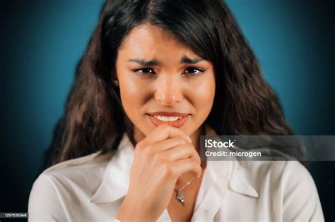 photo libre de droit de Émotions pleurer visage dune belle jeune femme triste pleurant verticale