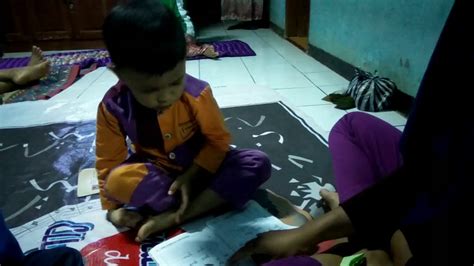 Mengajar anak membaca bisa dilakukan dengan cara yang sangat sederhana supaya anak anda bisa cepat bisa membaca. Cara mengajar anak PAUD pintar membaca - YouTube