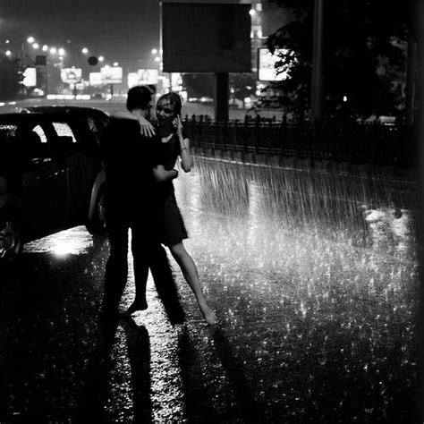 Couple Dancing In The Rain Pictures Img Metro