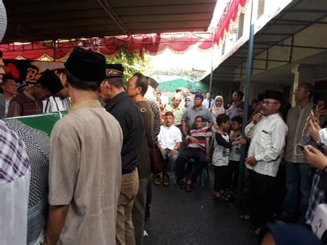 Zainal abidin bin ali (bahasa arab: Ratusan Pelayat Mengantarkan Jenazah H Syamsuar Chaniago ...