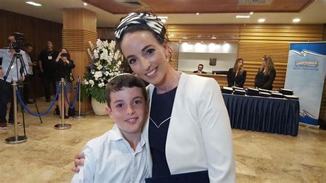 Check spelling or type a new query. נשיקה מיוחדת, חיבוקים, סלפי וסוכריות: התרגשות בהשבעת הכנסת