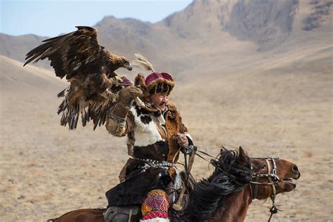 Kazakh Eagle Hunters Keeping A Centuries Old Custom Alive The Vale