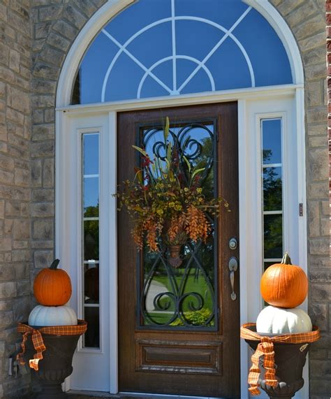 Your front door should make a stunning first impression. 47 Cute And Inviting Fall Front Door Décor Ideas | DigsDigs