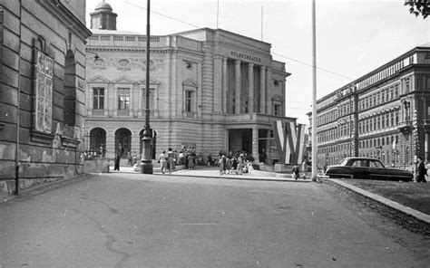 Három hét múlva eredeti pompájában ragyog a vígszínház. Magyar Nemzeti Digitális Archívum • A színházgyáros