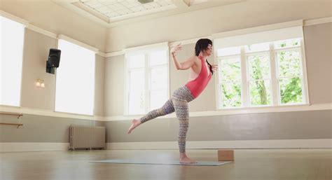Meghan Currie Minute Yoga Workout Alo Moves Intermediate Vinyasa