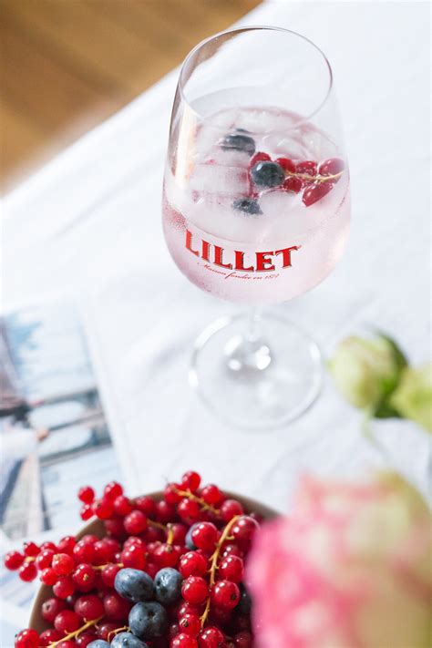 10 cl schweppes russian wild berry; Lillet Berry genießen - mit leckerem Rezept für den Drink ...