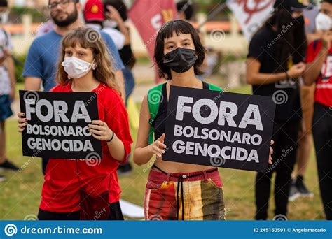 Dos Mujeres Con Un Cartel Con El Texto Fuera Bolsonaro Genocida Foto Editorial Imagen De