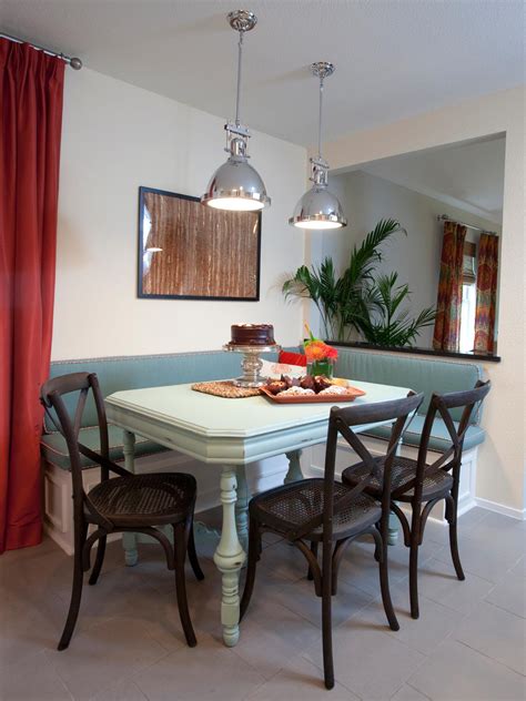 Table (furniture), a piece of furniture with a flat top and one or more legs. Des idées pour une petite table de cuisine - BricoBistro