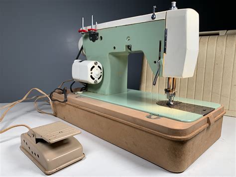 Vintage Dressmaker Precision Built Deluxe Zigzag Sewing Machine W Case Green Ebay