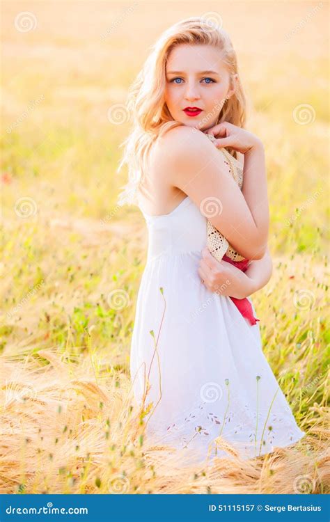 Belle Jeune Fille Blonde Seule Dans La Robe Blanche Avec Le Chapeau De